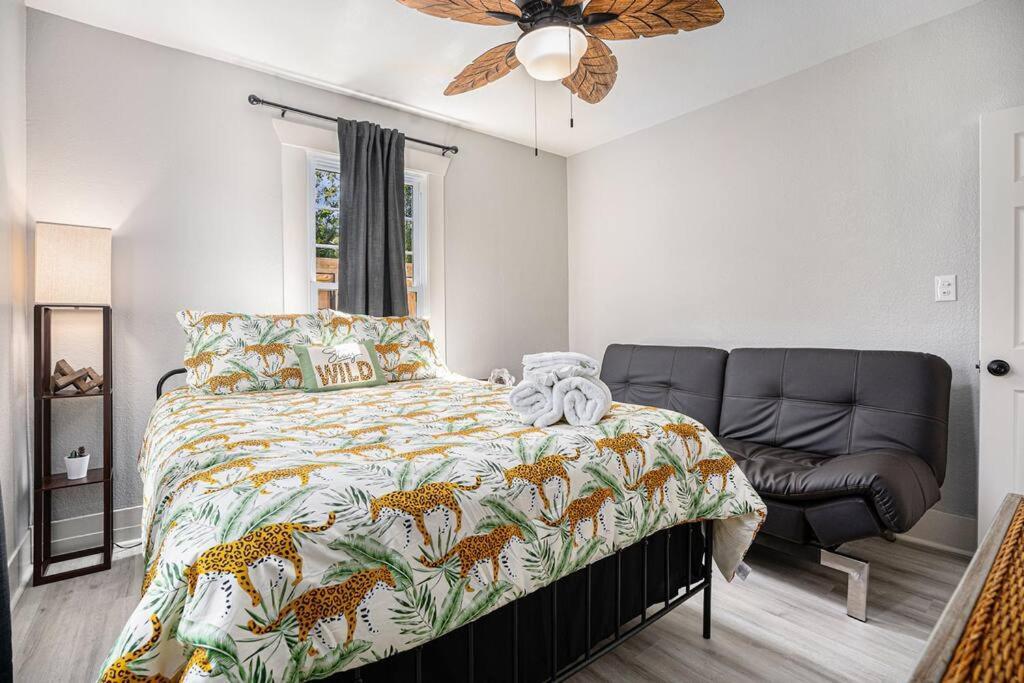 Sea Pink Retreat - Walk To Beach, Newly Renovated Galveston Exteriör bild