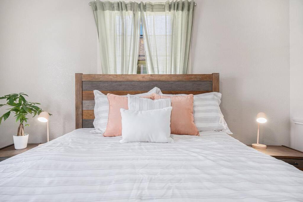 Sea Pink Retreat - Walk To Beach, Newly Renovated Galveston Exteriör bild